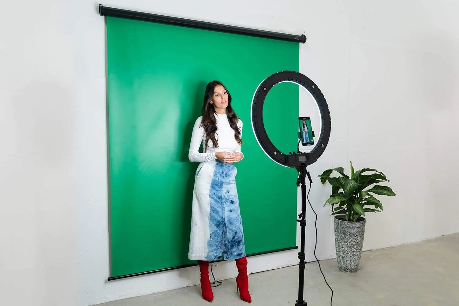 'Instant Studio' Mountable Pull Down Backdrop Screen- Chroma Key Green (Demo)