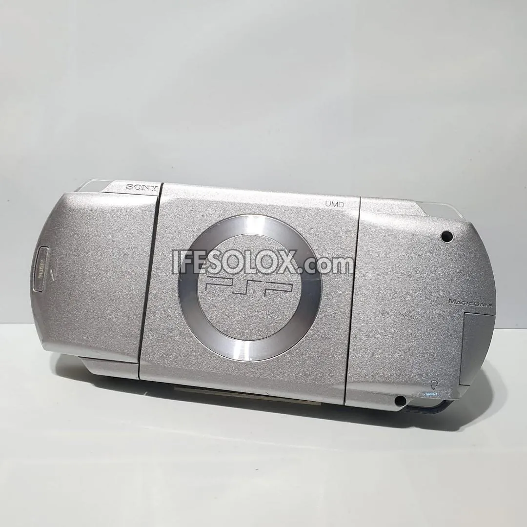 PlayStation Portable PSP 1000 series Game Console with 16GB Memory Stick and 15 Games (Silver) - Foreign Used